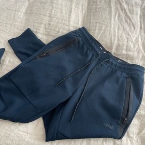 AE men’s sweatpants, navy, size M.